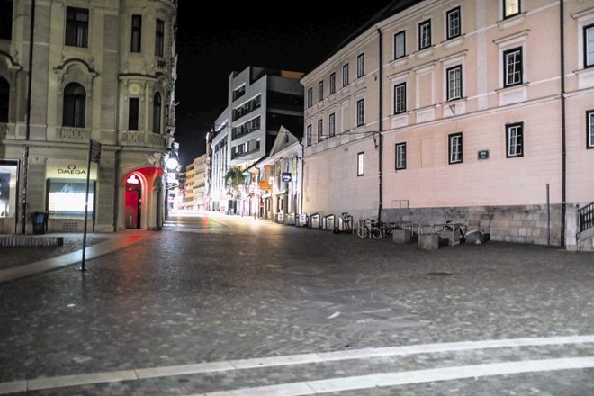 Zadnji ukrepi za zajezitev širjenja koronavirusa so ohromili javno življenje in v času policijske ure spraznili mesta. Na...