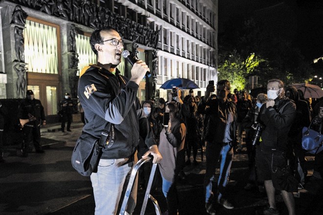 Ivan Gale (na fotografiji s septembrskega protesta pred parlamentom) bo svoje delovno mesto branil na sodišču, za vse...