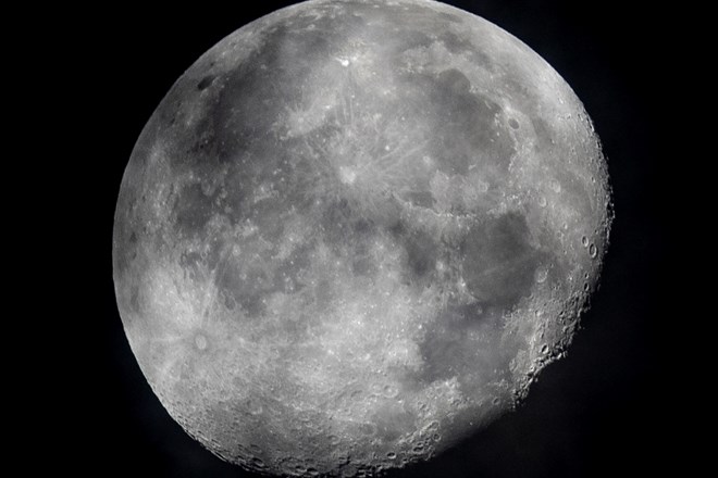 Nasa je potrdila, da se na sončni površini Lune nahaja voda, odprtih pa ostaja še veliko vprašanj.