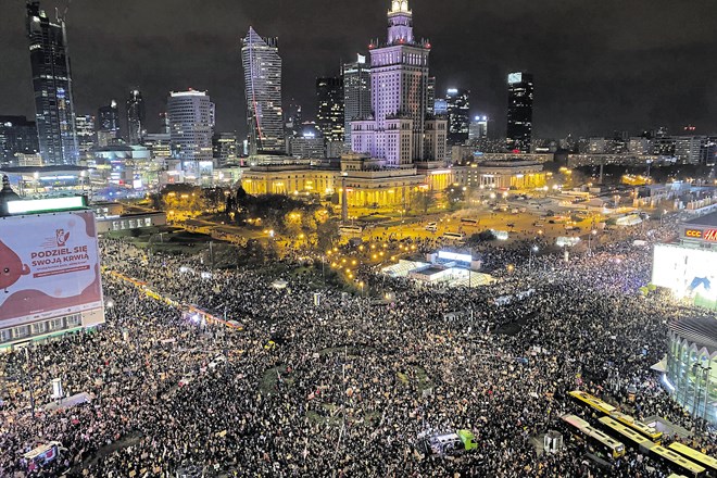 Množica protestnikov v Varšavi (Foto: Reuters)