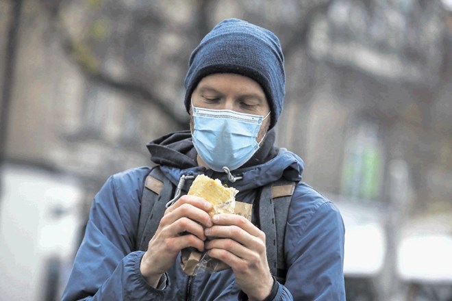 Če bi strogo sledili odlokom, ki vplivajo na prehranjevanje na javnih mestih, bi lahko sklenili, da je prehranjevanje...