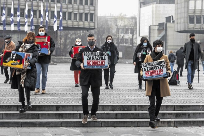 »Ne bodo nas utišali« je novi slogan, s katerim bodo v Levici nadaljevali zbiranje 40.000 overjenih podpisov.