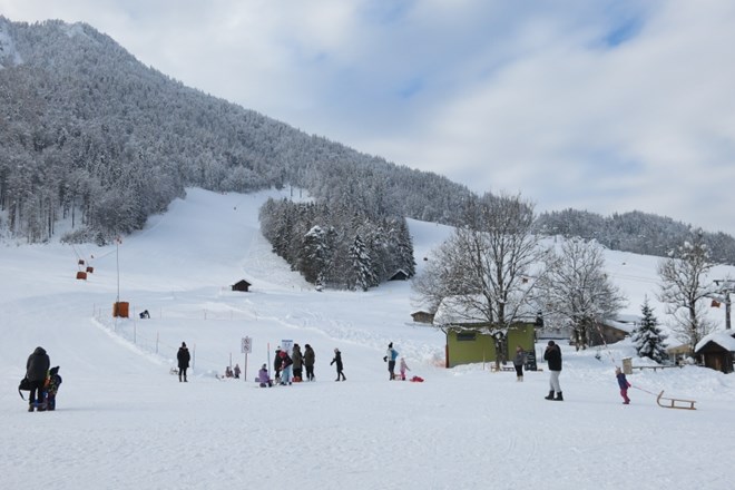 Kranjska Gora je bila včeraj polna izletnikov.