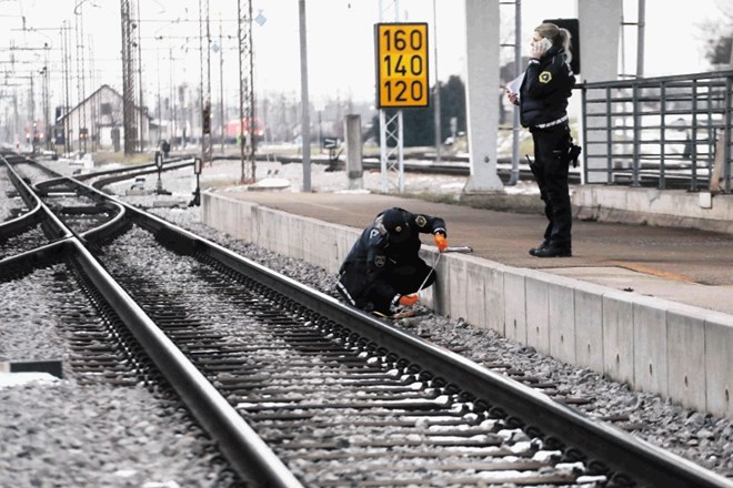 Neuradno policisti ne izključujejo možnosti, da bi šlo v Teznem  lahko tudi za fotografiranje zaradi kakšnega izziva na...