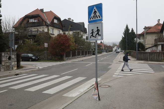 Peška, ki je šla čez prehod za pešce, je težje poškodovana. Fotografija je simbolična.