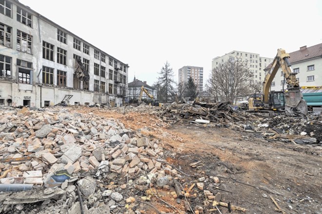 Osrednji objekt na območju Roga je spomeniškovarstveno zaščiten in velja za kulturno dediščino, zato bo morala mestna oblast...