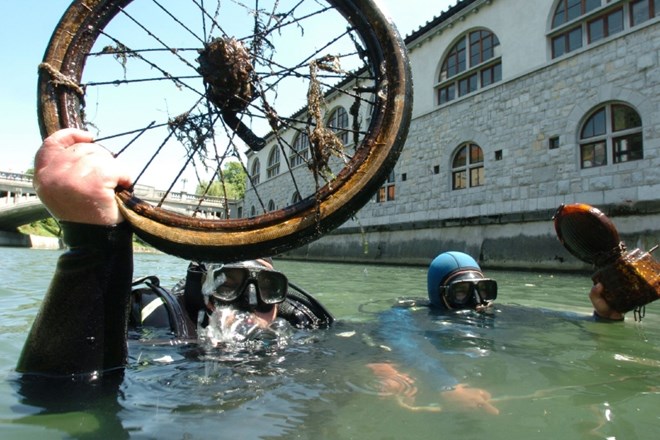 Potapljači iz Ljubljanice potegnili tono odpadkov