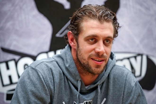 (Nedeljski dnevnik) Anže Kopitar, hokejski zvezdnik: Z drsališča za hišo med legende lige NHL