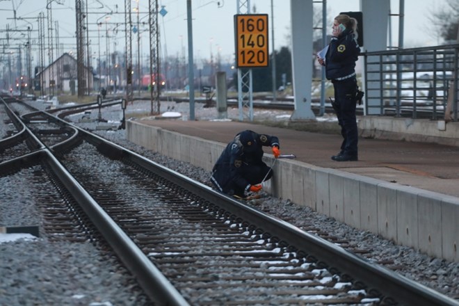 Sredi januarja letos je na tirih v Mariboru ugasnilo življenje najstnice. Preiskava sicer ni potrdila povezave s kakšnim...