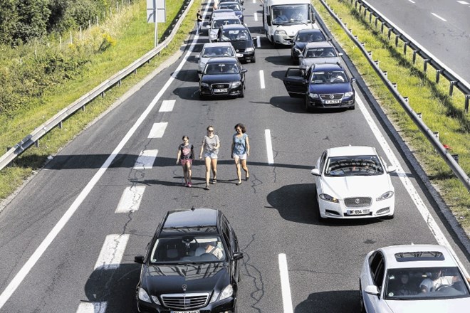 Med čakanjem v dolgih kolonah zlasti poleti mnogi vozniki in potniki zapustijo avtomobile in si pretegnejo noge. Ne samo da...