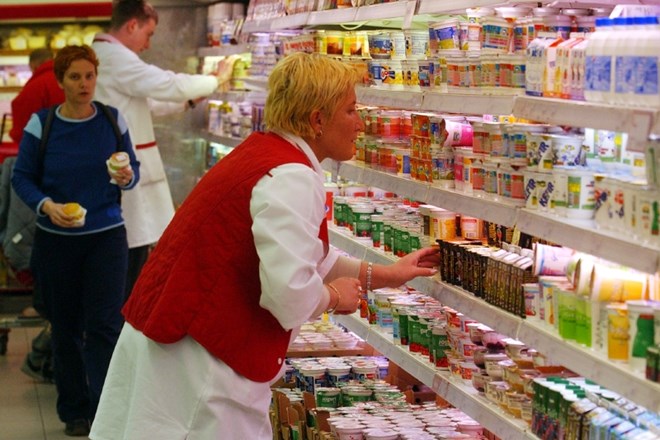 Prihodek v trgovini na drobno v polletju višji kot pred pandemijo