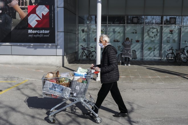 Prodaja v storitvenih dejavnostih in trgovini maja navzgor