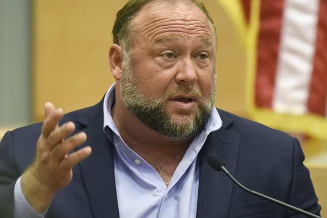 Desničarski provokator Alex Jones bo moral plačati skoraj milijardo dolarjev odškodnine