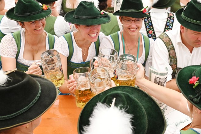 Na Oktoberfestu: Kako vemo, katera dekleta so samska?