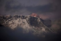 Človeški iztrebki na Mount Everestu povzročajo vse več težav