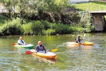 Inšpektor na višku turistične sezone pošilja  soške kajake na suho