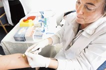 Deset tisoč Slovencev je okuženih s potuhnjenim ubijalcem hepatitisom C, pa tega sploh ne vedo