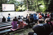 Letni kino med vinogradi in sredi pohorskega gozda