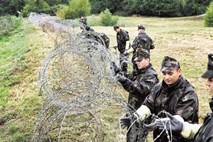 Madžarska bodeča žica – zdaj jo vidiš, zdaj je ne vidiš