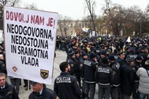 Protest policistov pred vlado: »Za pošteno delo zahtevamo pošteno plačilo«