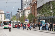 Je mestna občina tretji prometni pas na Slovenski cesti zarisala po nepotrebnem?