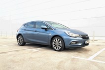 Vzporedni test slovenskega avta leta 2016 opel astre in honde civic: ko hočeš prijeti za volan