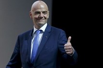 Gianni Infantino ob vinu prisluhnil Seppu Blatterju