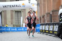 Nor zaključek svetovnega pokala v triatlonu - Alistair Brownlee pomagal obnemoglemu bratu Jonathanu čez cilj