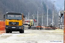 Obnovo železniških tirov med Celjem in Zidanim Mostom občasno spremlja smrad po katranu