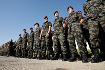 Vojaški piloti bodo lahko našitke namestili nazaj na uniforme