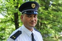 Janez Pikl, nagrajeni policist: »Z odlašanjem reševanja nasilja je podobno kot z odlaganjem obiska zdravnika. Dlje ko čakaš, slabše je.« 