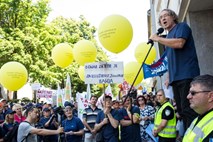 Protest najnižje plačanih javnih uslužbencev:  »Vsak dan se borim, da preživim«