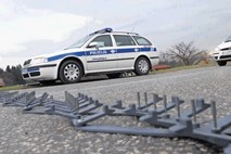 Bežečega tatiča policisti ustavili šele s stingerjem