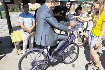 Lovšin na travi, Pahor med burekom in borovnicami, Škrabec pri  čaju, Manca Košir pa s spomini na lepe prsi 