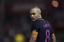 Iniesta z Barcelono podpisal stalno pogodbo, brez omejitve trajanja