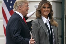 Melania tokrat blestela v sivem hlačnem kostimu