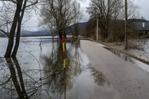  Ponoči možna razlivanja vodotokov, nevarnost snežnih plazov se bo prehodno povečala 