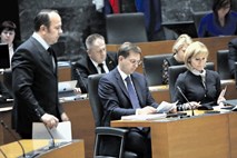 Miro Cerar prestal osemurno napadanje v parlamentu, ustavne obtožbe ne bo