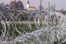 Bodo ustavni sodniki stopili na stran vlade ali na stran beguncev?