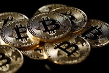 Nov padec bitcoina: Rekordna vrednost danes že skoraj prepolovljena