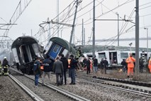 #foto #video Tragična nesreča: Vlak se je nekaj minut tresel, nato pa se v okolici Milana iztiril