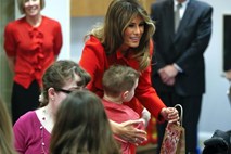 #foto #video Melania na valentinovo hudo bolnim otrokom nesla darila