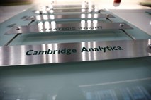 Profesor Cambridge Analytica se boji, da bo grešni kozel 