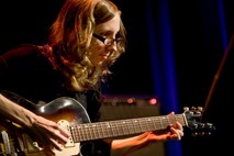 Kritika zasedbe Mary Halvorson's Code Girl: Sestopanje iz petja