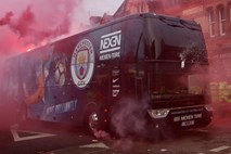 #foto #video Navijači Liverpoola napadli avtobus Manchester Cityja, poškodovana dva policista