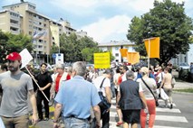 Protest zunaj in znotraj kranjskega doma upokojencev