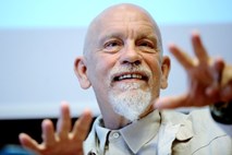 John Malkovich na odru kot Harvey Weinstein