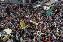 #foto #video Izraelske sile naj bi ustrelile palestinsko medicinsko sestro, ki je tekla na pomoč ranjencu