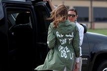 #foto Melania Trump na obisk meje z Mehiko oblekla jakno z napisom »Res mi je vseeno«