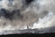 Zaradi velikega požara na severu Anglije evakuirali več deset domov